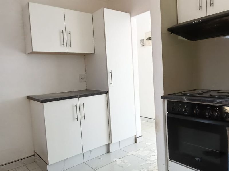 To let in Sunningdale, 3 bedroom freestanding house with beautiful inland views. - Photo 9