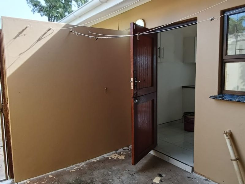 To let in Sunningdale, 3 bedroom freestanding house with beautiful inland views. - Photo 10