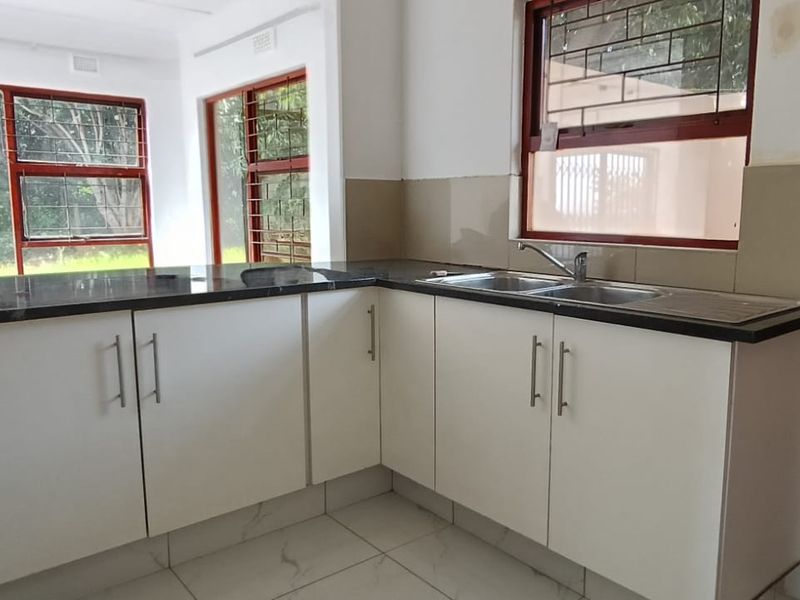 To let in Sunningdale, 3 bedroom freestanding house with beautiful inland views. - Photo 8