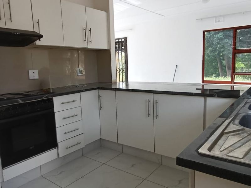 To let in Sunningdale, 3 bedroom freestanding house with beautiful inland views. - Photo 7