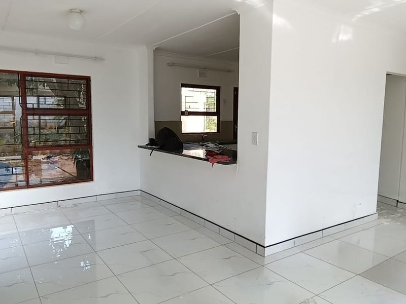 To let in Sunningdale, 3 bedroom freestanding house with beautiful inland views. - Photo 6