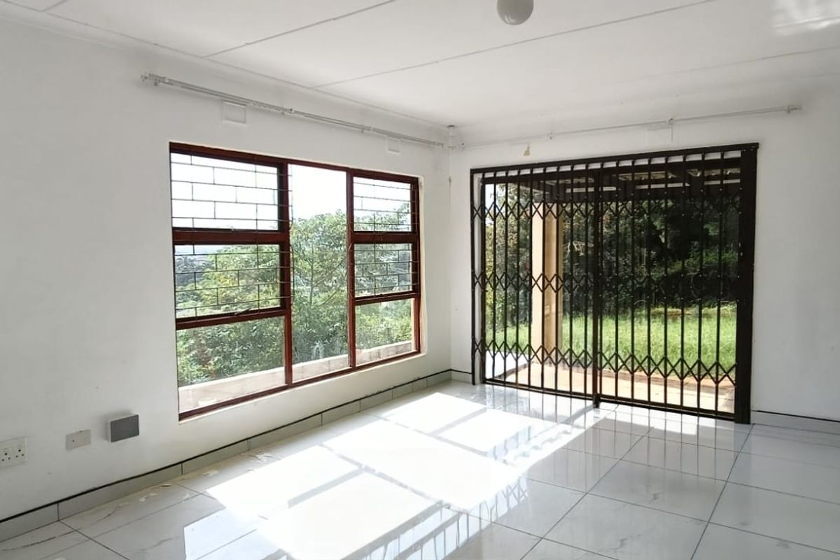 To let in Sunningdale, 3 bedroom freestanding house with beautiful inland views. - Photo 4