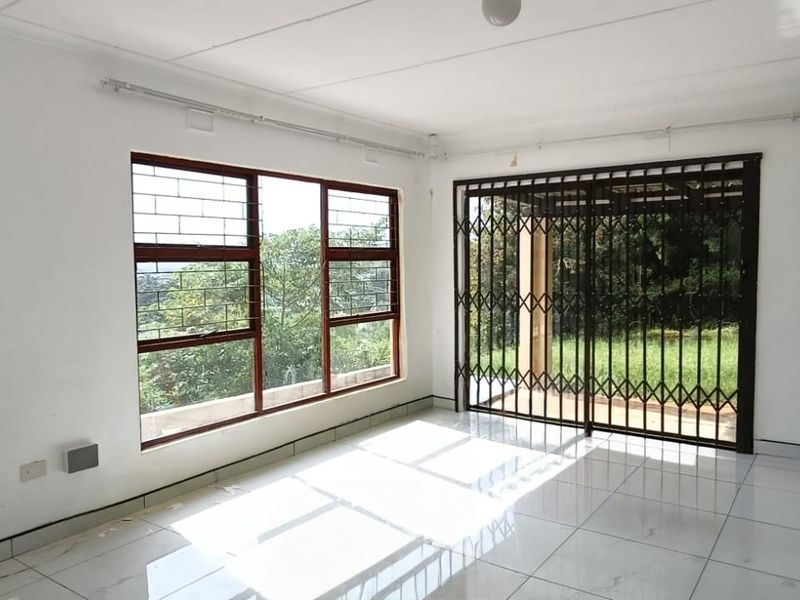 To let in Sunningdale, 3 bedroom freestanding house with beautiful inland views. - Photo 4