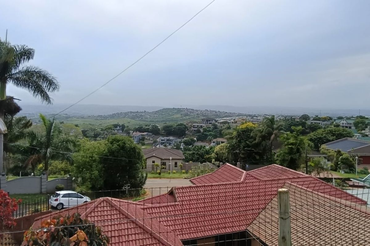 To let in Sunningdale, 3 bedroom freestanding house with beautiful inland views. - Photo 3