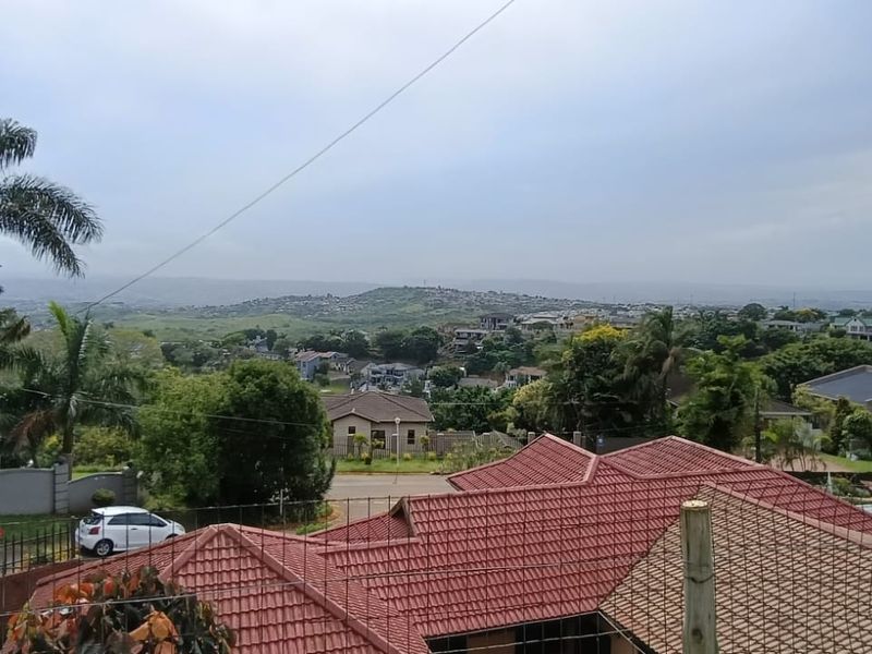 To let in Sunningdale, 3 bedroom freestanding house with beautiful inland views. - Photo 3