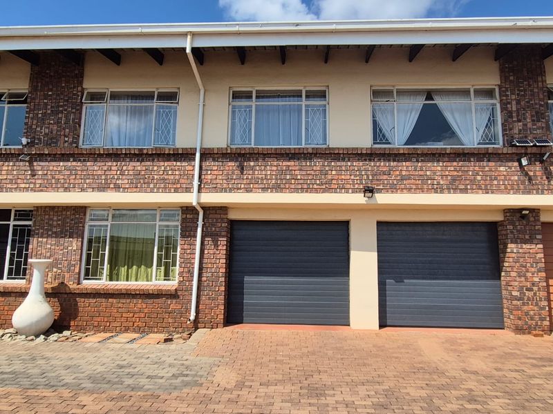 Duplex with Office & Garden – Pet Friendly - ideal for large family - close to schools - Photo 2