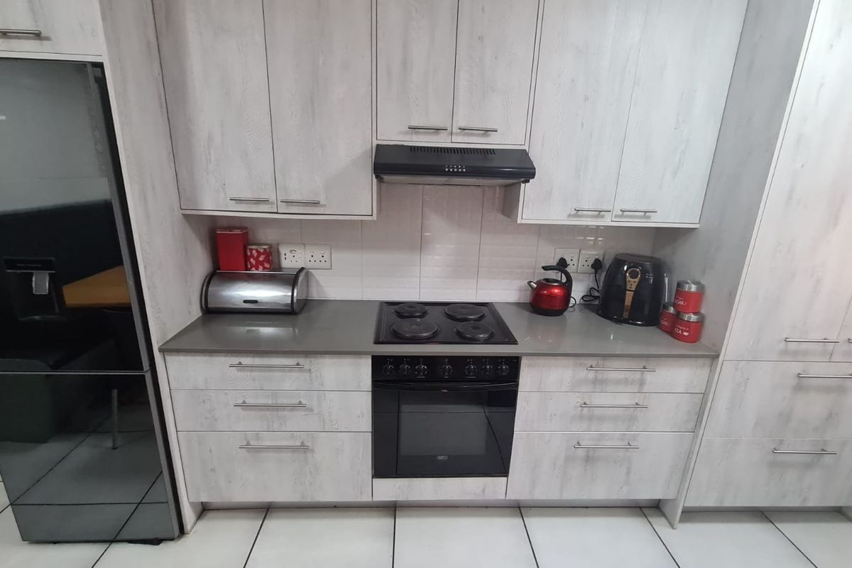 Modern 3-Bedroom Home with 2-Bedroom Granny Flat & Enclosed Braai Area - Photo 4