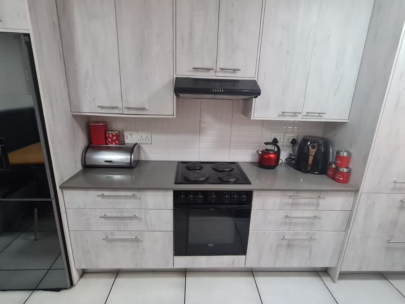 Modern 3-Bedroom Home with 2-Bedroom Granny Flat & Enclosed Braai Area - Photo 4