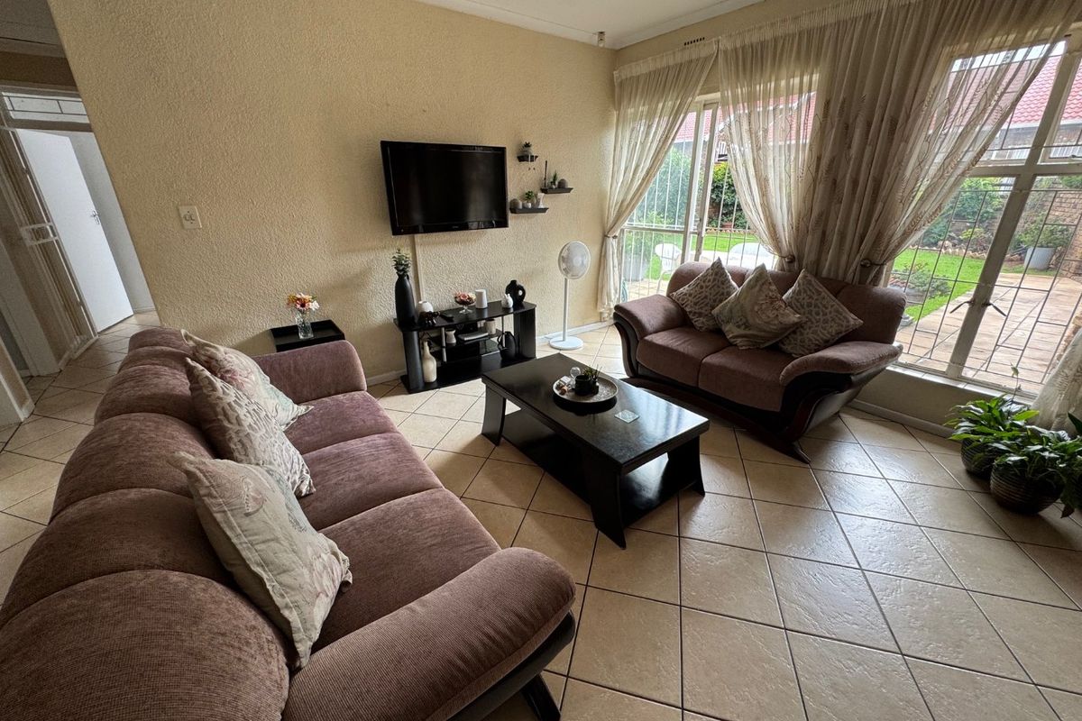 Spacious 3-Bedroom Family Home with Multiple Living Areas - Photo 3