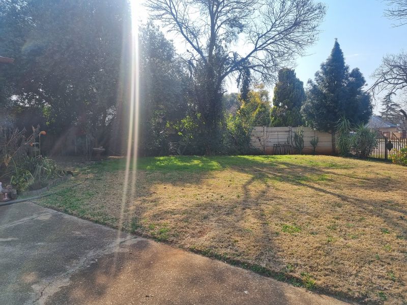 Stunning 3 bedroom house in Stilfontein Ext3 - Photo 2