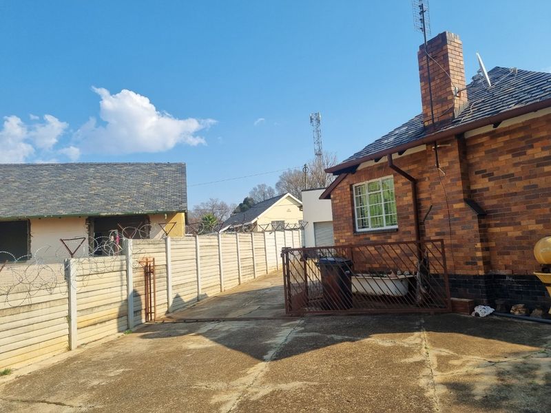 Stunning 3 bedroom house in Stilfontein Ext3 - Photo 1