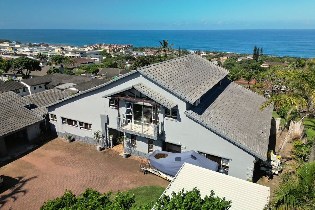 !! Sole Mandate !! - Stunning Large Home with Unmatched Sea Views - Photo 3
