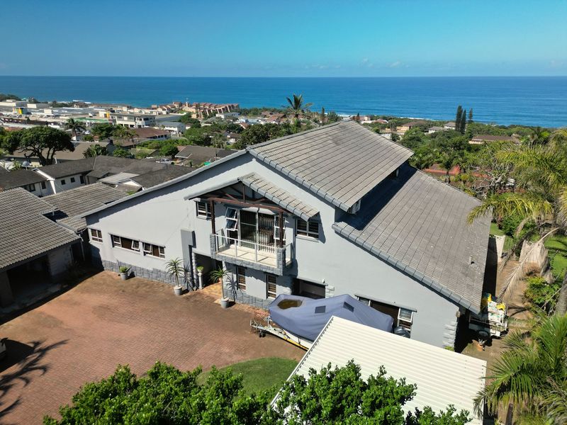 !! Sole Mandate !! - Stunning Large Home with Unmatched Sea Views - Photo 3