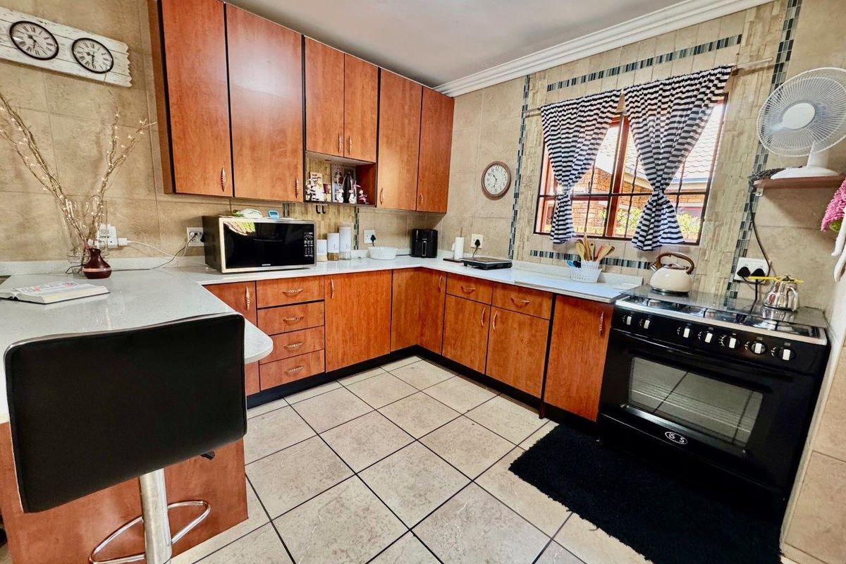 Modern 3-Bedrom Townhouse in Bartlett  - Photo 3