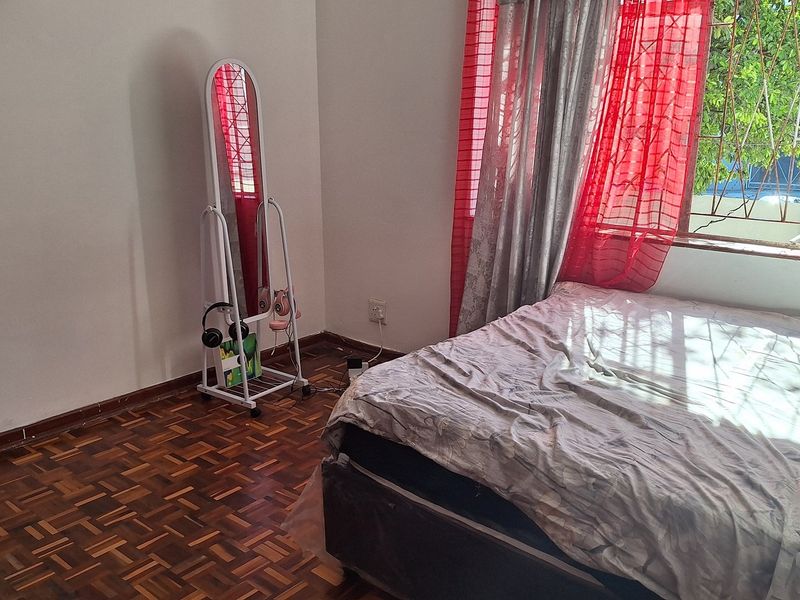 NEAT AND SECURE TWO BEDROOM FLAT - Photo 5