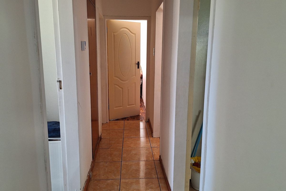 NEAT AND SECURE TWO BEDROOM FLAT - Photo 4