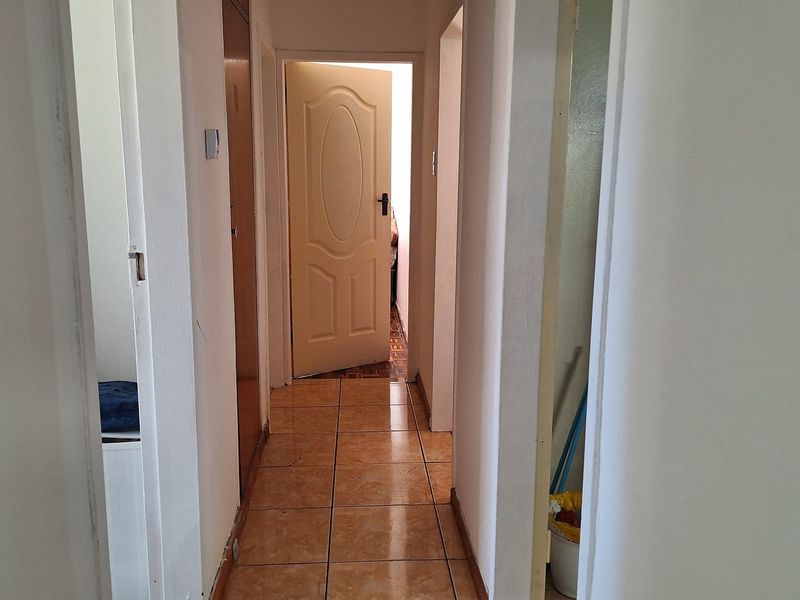 NEAT AND SECURE TWO BEDROOM FLAT - Photo 4