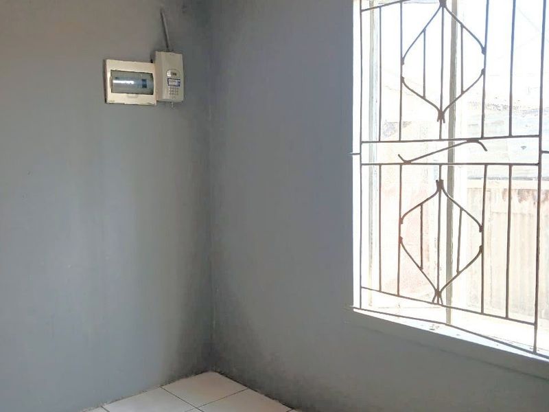 2 Bedroom House  - Photo 8