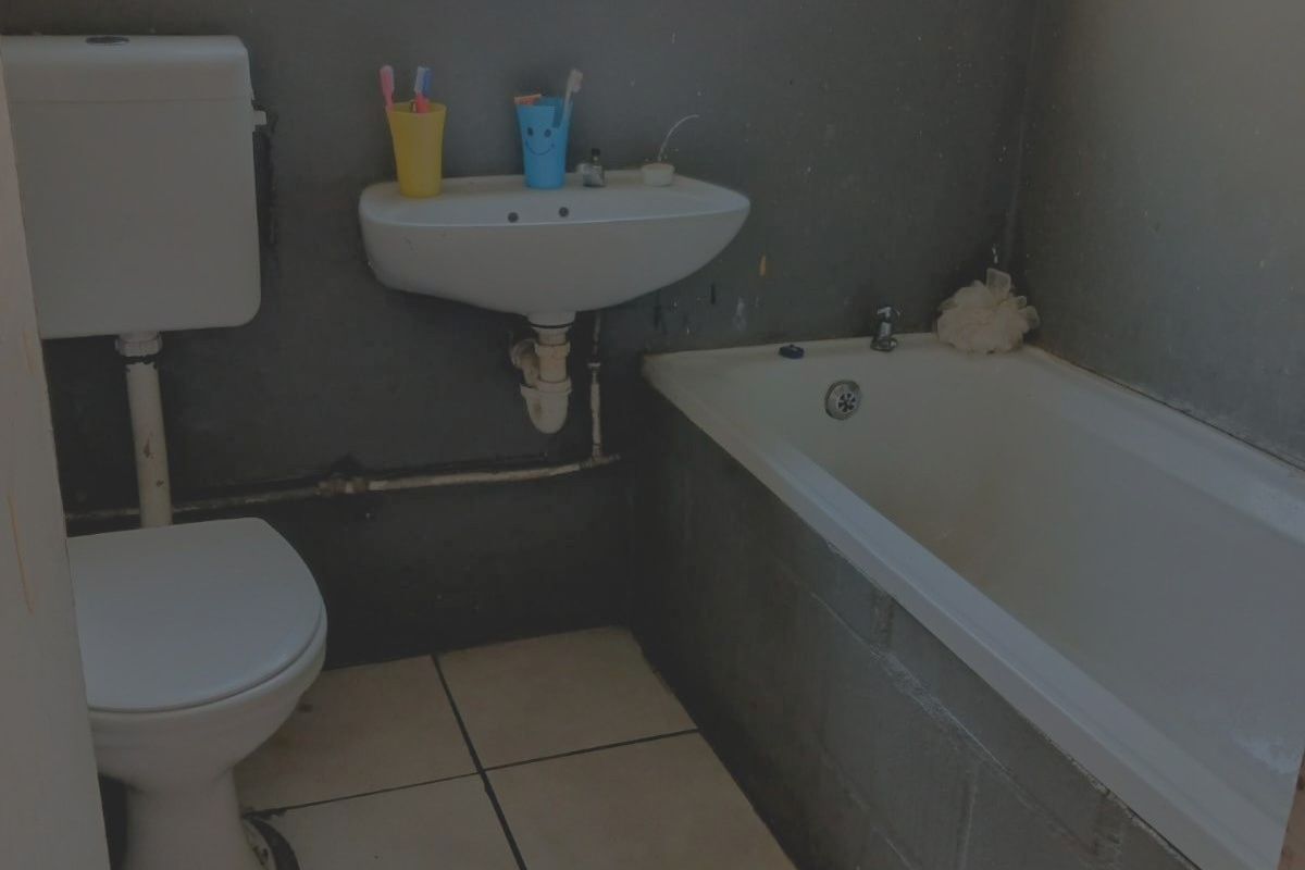 2 Bedroom House  - Photo 4