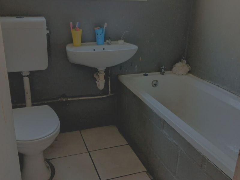 2 Bedroom House  - Photo 4