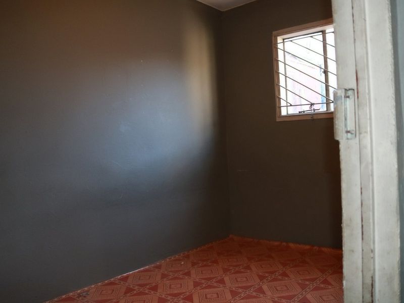 2 Bedroom House  - Photo 6