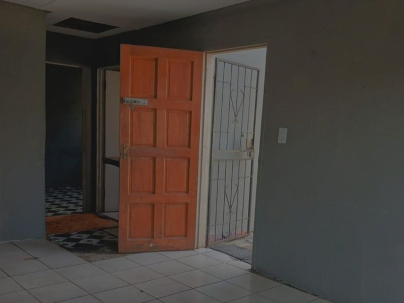 2 Bedroom House  - Photo 3