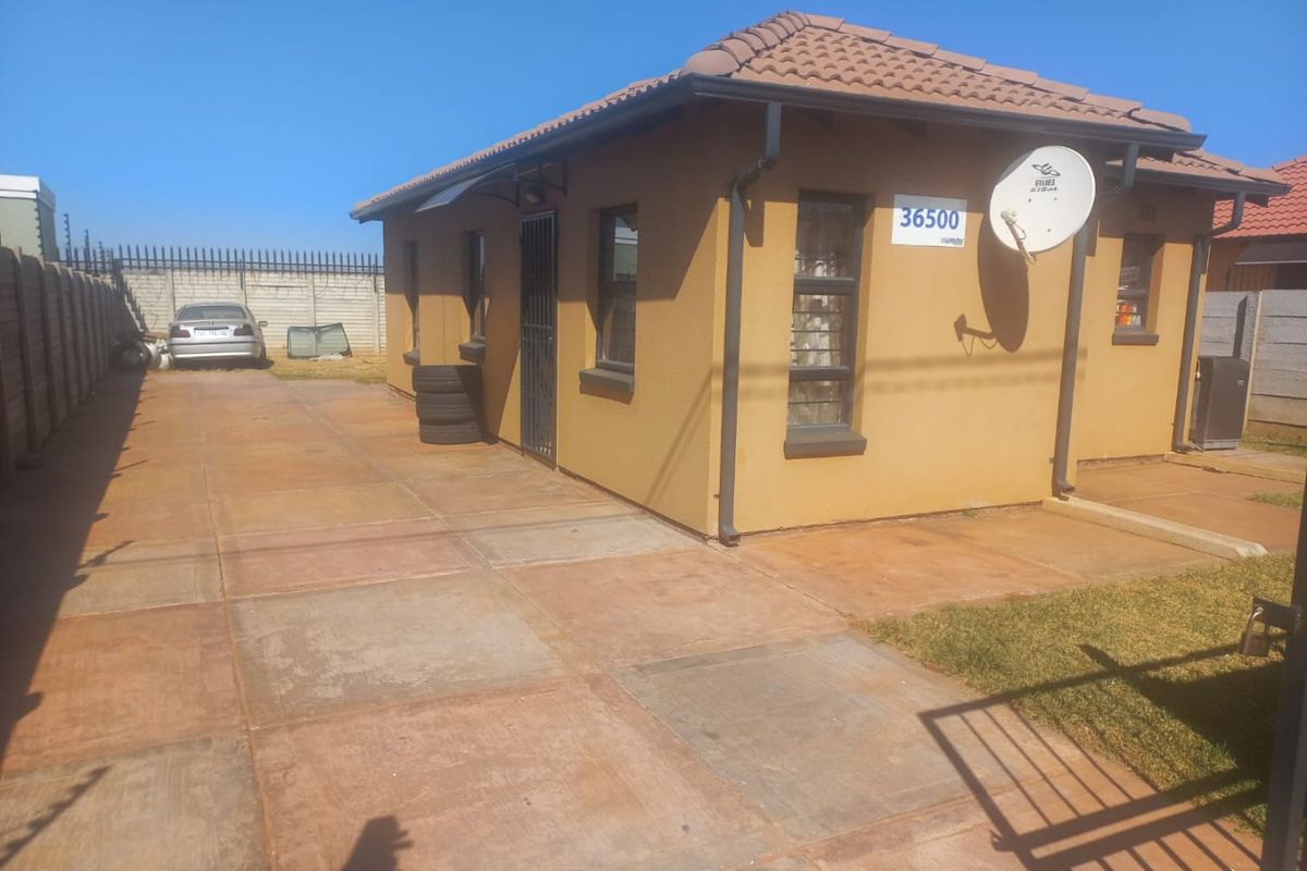Specious 3-bedroom house for sale in Protea Glen - Photo 2