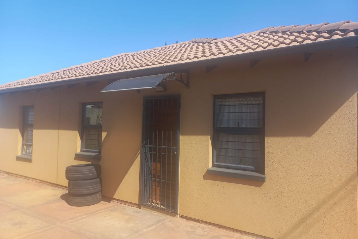 Specious 3-bedroom house for sale in Protea Glen - Photo 4