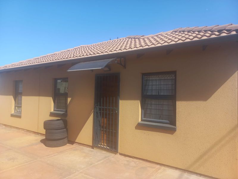 Specious 3-bedroom house for sale in Protea Glen - Photo 4