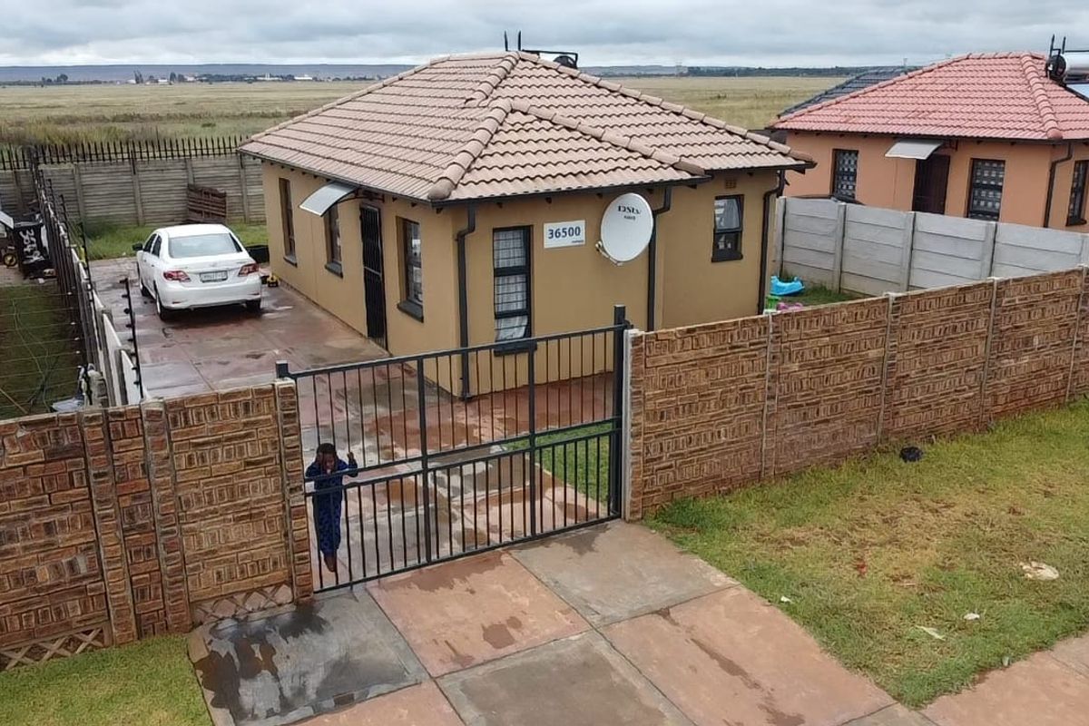 Specious 3-bedroom house for sale in Protea Glen - Photo 3