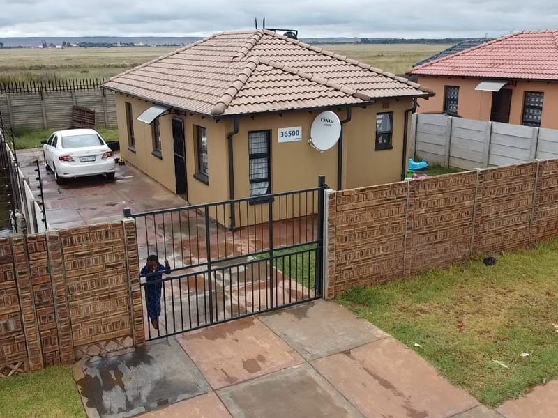 Specious 3-bedroom house for sale in Protea Glen - Photo 3