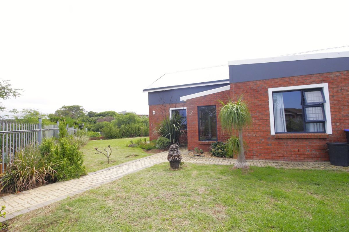 Luxury Living Meets Nature - Photo 2