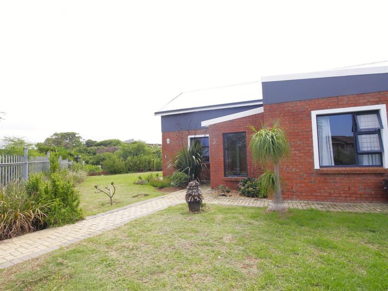 Luxury Living Meets Nature - Photo 2