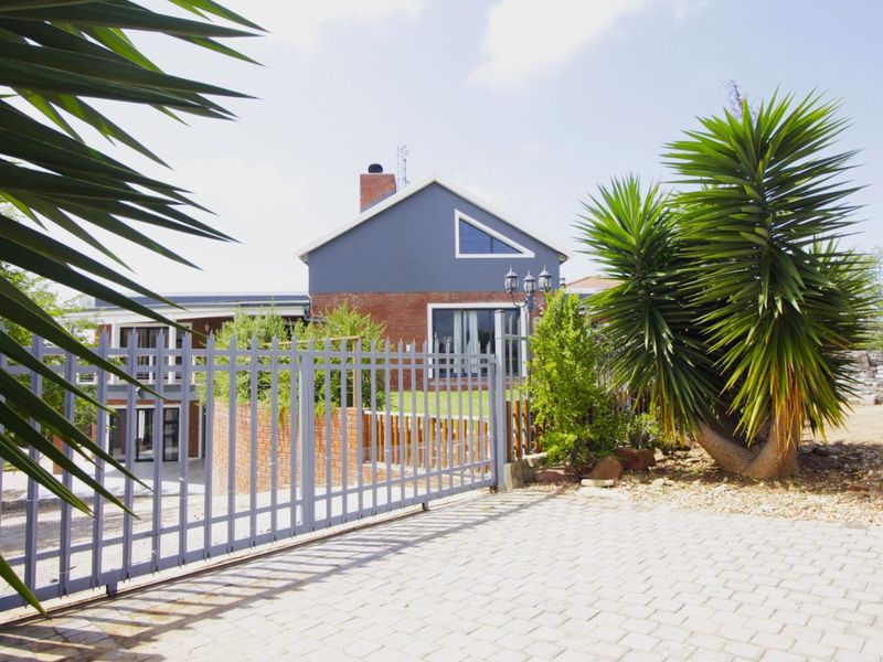 Luxury Living Meets Nature - Photo 4