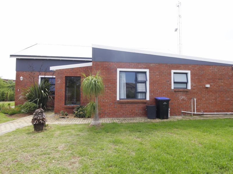 Luxury Living Meets Nature - Photo 3