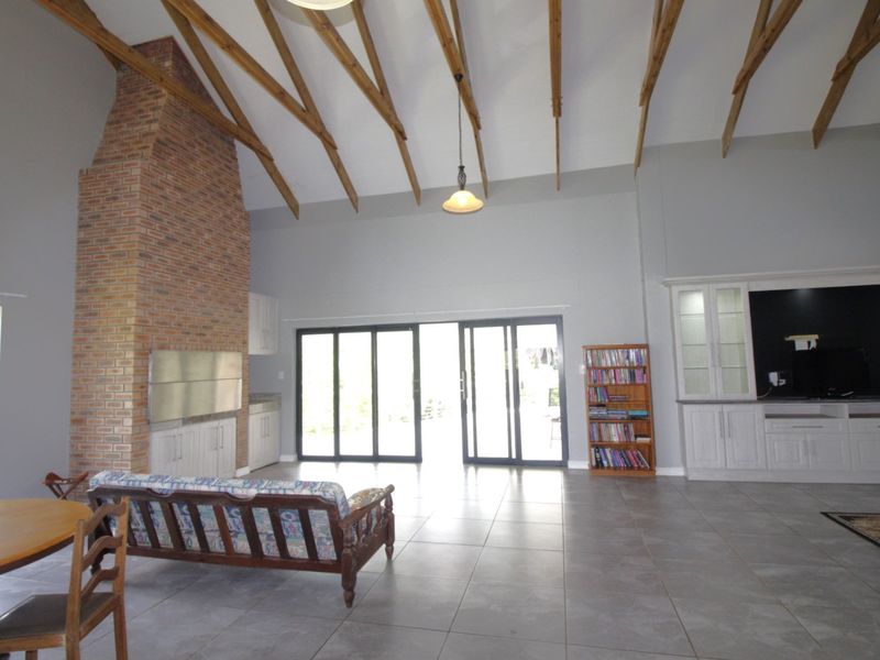 Luxury Living Meets Nature - Photo 10