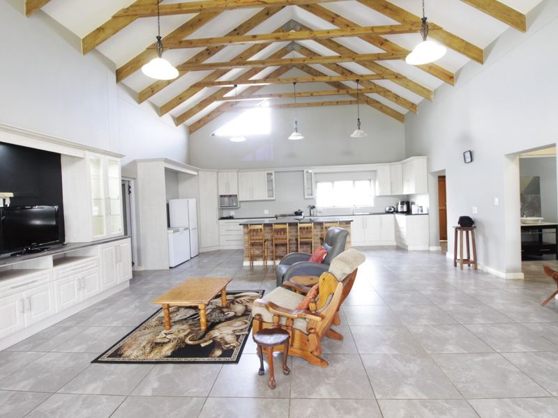 Luxury Living Meets Nature - Photo 9