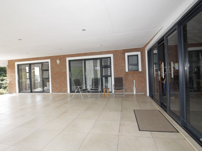 Luxury Living Meets Nature - Photo 8