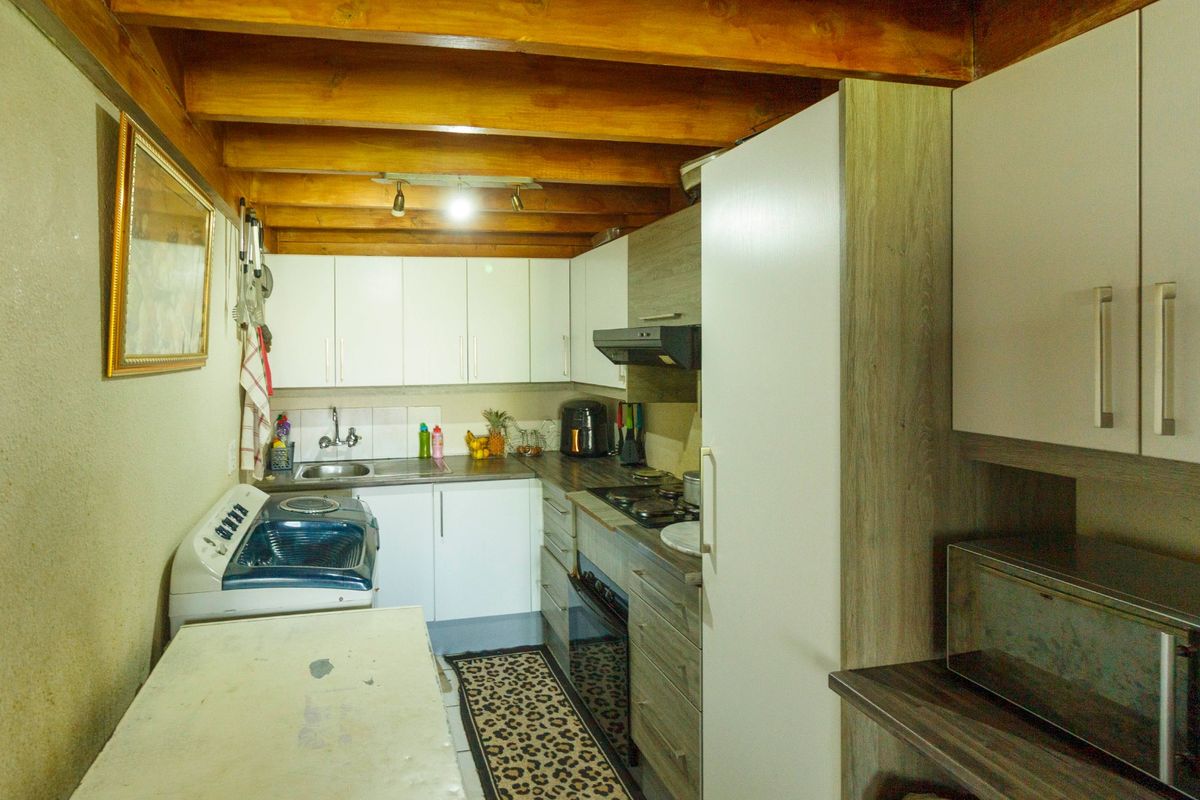 Spacious 2-Bedroom Townhouse with Versatile Loft and Lifestyle Amenities - Photo 2