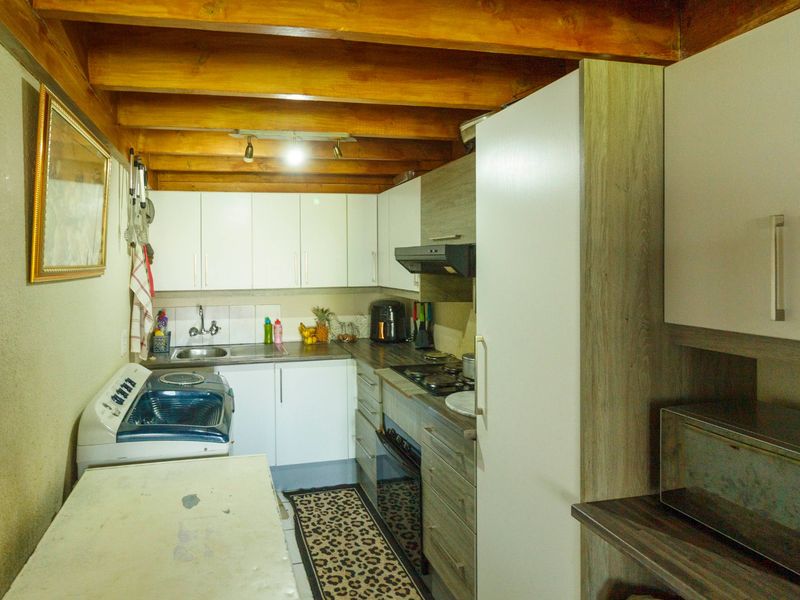 Spacious 2-Bedroom Townhouse with Versatile Loft and Lifestyle Amenities - Photo 2