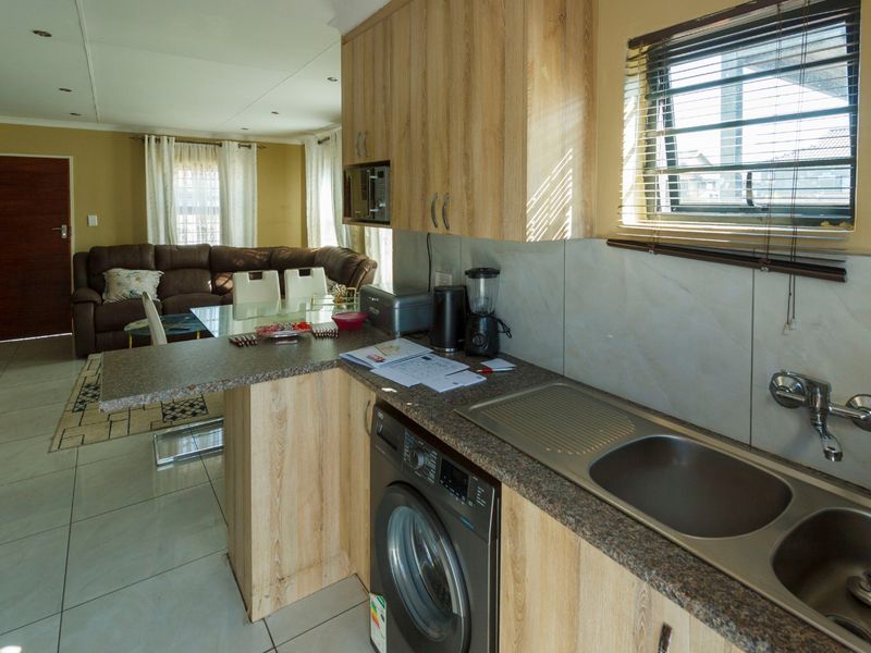 Modern 3-Bedroom Family Home with Open-Plan Living in Mindalore - Photo 5