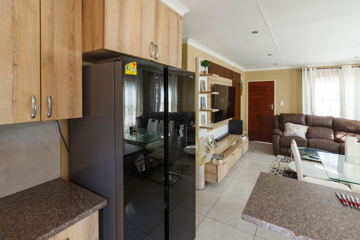 Modern 3-Bedroom Family Home with Open-Plan Living in Mindalore - Photo 3