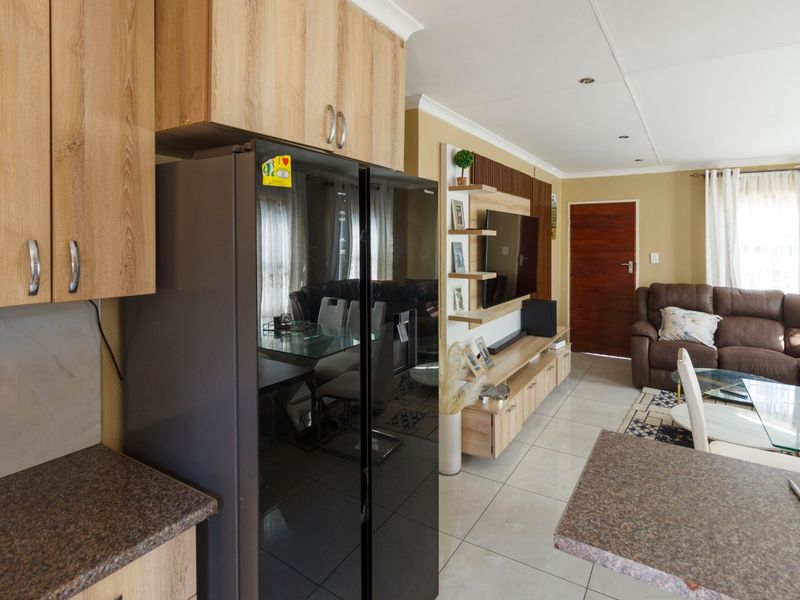 Modern 3-Bedroom Family Home with Open-Plan Living in Mindalore - Photo 3