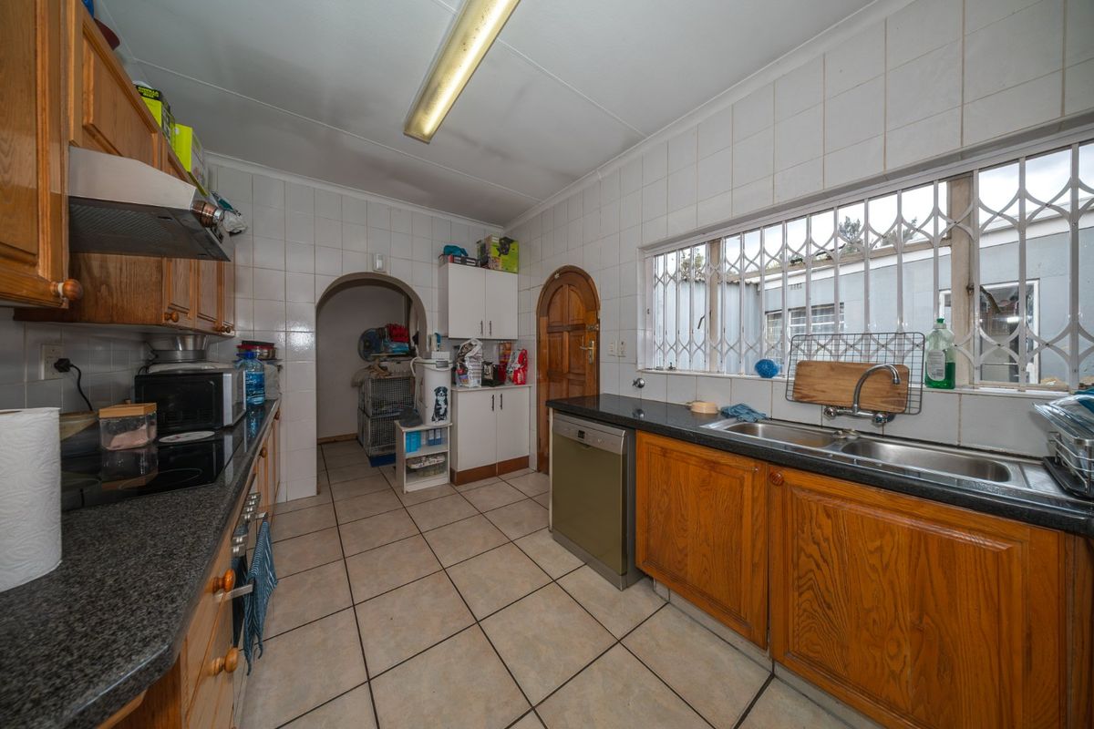 2 Bedroom Home in Wychwood - Photo 2