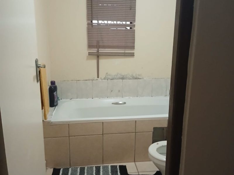 2 Bedroom, 1 Bathroom Apartment for Sale in Montclair, Durban - Photo 7