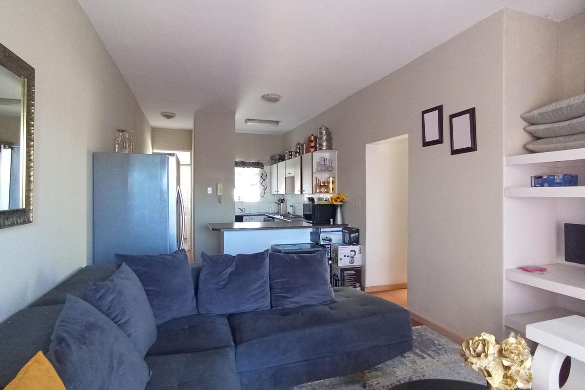 3 bedroom, 2 bathroom, 2 carport Apartment in Waterkloof Glen   - Photo 2