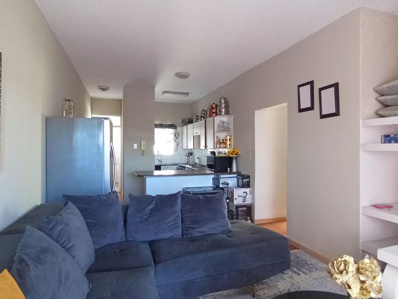 3 bedroom, 2 bathroom, 2 carport Apartment in Waterkloof Glen   - Photo 2