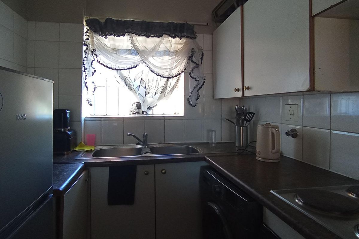 3 bedroom, 2 bathroom, 2 carport Apartment in Waterkloof Glen   - Photo 4