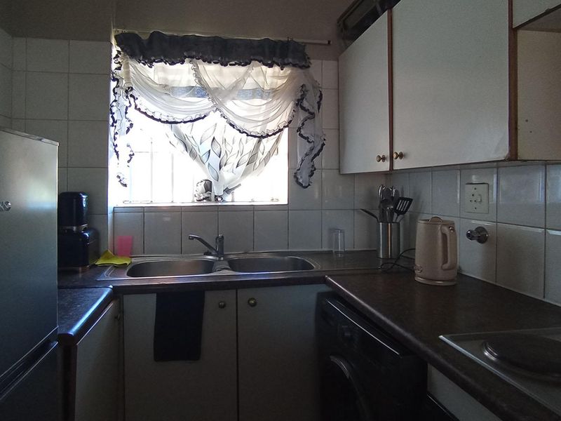 3 bedroom, 2 bathroom, 2 carport Apartment in Waterkloof Glen   - Photo 4