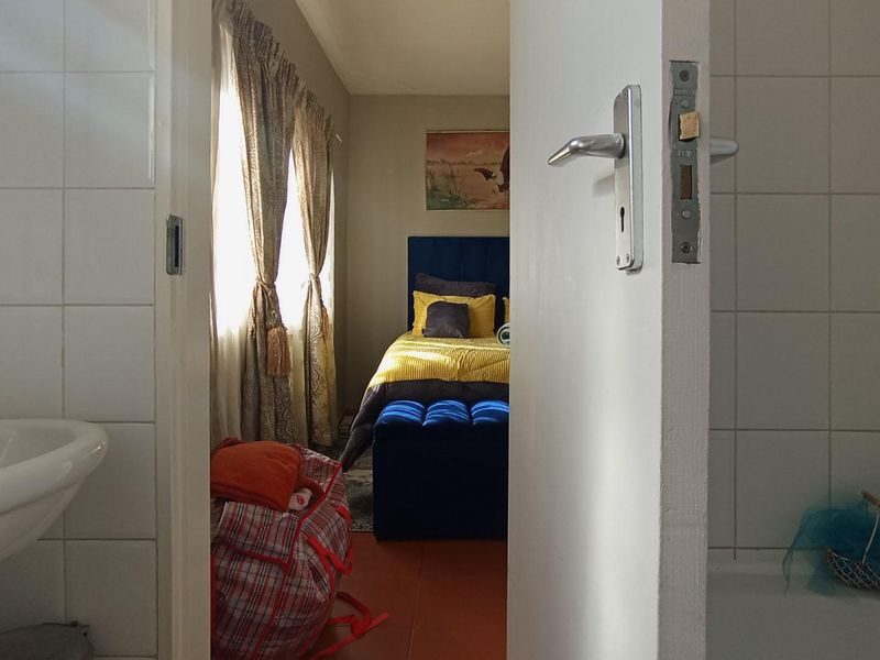 3 bedroom, 2 bathroom, 2 carport Apartment in Waterkloof Glen   - Photo 10